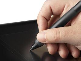 Hand zeichnet auf einem digitalen Grafiktablett mit Stift foto