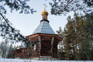 orthodox Kirche Kapelle steht im das Winter Wald. Russland Offenbarung Fröste. ein Platz zum Gebet. das alt Kirche ist hat verloren im das Taiga. ruhig Ort foto