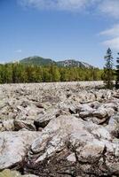 ein Epos Aussicht von das Stein taganay Fluss im das National Park. Berge erhebt euch im das Distanz. draussen Aktivitäten. foto