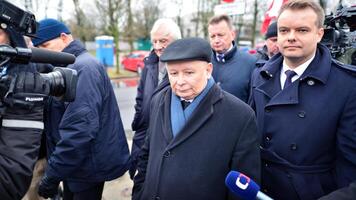 Warschau, Polen. 7 Februar 2024. das Führer von das Opposition Pis Party, Jaroslaw Kaczynski, während ein Drücken Sie Konferenz im Vorderseite von das sejm foto