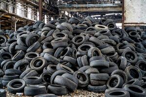 schmutzig Reifen Mischen auf Boden. benutzt Automobil Reifen geworfen im Deponie foto