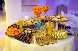 Tabelle mit Kuchen und Süßigkeiten. Aussicht von festlich Süss Tabelle beim Party foto