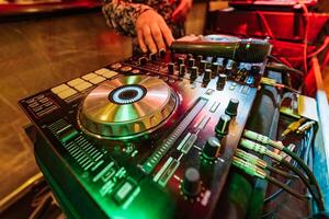 DJs Hände mischen Spur auf das Konsole im das Verein beim Nacht foto
