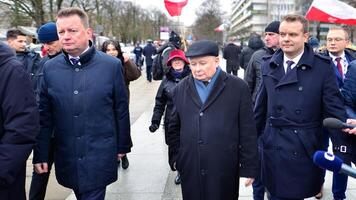 Warschau, Polen. 7 Februar 2024. das Führer von das Opposition Pis Party, Jaroslaw Kaczynski, während ein Drücken Sie Konferenz im Vorderseite von das sejm foto