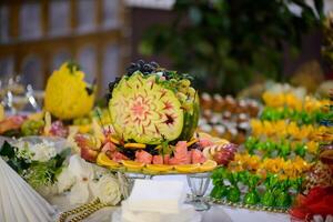 Dekoration mit Obst zum Kind Geburtstag. Süss Tabelle mit Frucht, Hochzeit Gastronomie, Obst Bar auf Party foto