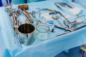Chirurgie Instrumente. Laminektomie Ausrüstung auf das chirurgisch Tisch. medizinisch Hintergrund foto