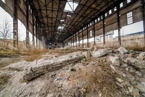 verlassen Gebäude. alt Fabrik Ruine und gebrochen Fenster foto