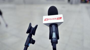 Warschau, Polen. 7 Februar 2024. Mikrofon mit das Logo von das Fernseher Nachrichten Kanal. Zeichen wpolsce.pl. foto