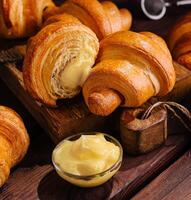 appetitlich Croissants auf hölzern Tabelle Nahansicht foto