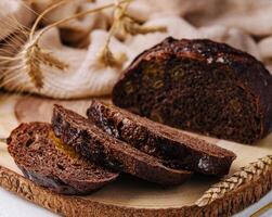 schwarz runden Brot auf ein Schneiden Tafel foto