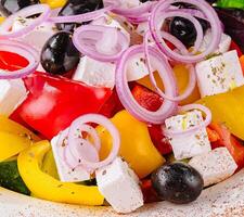 frisch hausgemacht griechisch Salat mit Basilikum Blätter Nahansicht foto