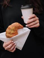 Morgen Kaffee und Croissant al Fresko foto