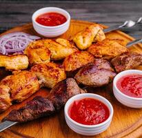 Metall Spieße mit köstlich Fleisch und Ketchup Soße foto