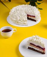 geschichtet Mousse Kuchen und Tee Tasse foto