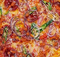 Peperoni Würstchen und Grün Pfeffer Pizza foto