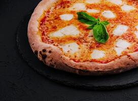 neapolitanisch Pizza auf ein Sahne Soße foto
