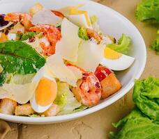 Hähnchen und Garnele Caesar Salat oben Aussicht foto