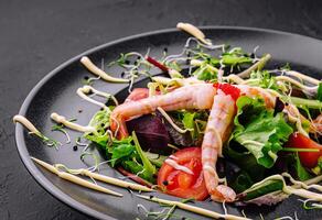 gesund Salat mit Garnelen schließen oben foto