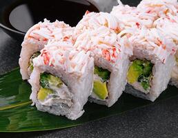 Sushi Rollen mit Krabbe Stöcke mit Avocado foto