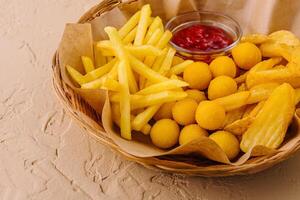 anders Typen von gebraten Kartoffeln, eine solche wie Französisch Fritten, braten Kartoffeln und Kartoffel Bälle foto