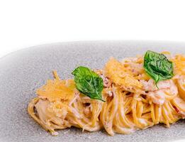 Spaghetti Carbonara auf Weiß Teller isoliert foto
