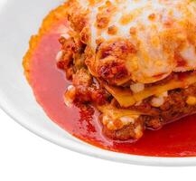 Italienisch Lasagne mit Tomate Soße isoliert auf Weiß Hintergrund foto