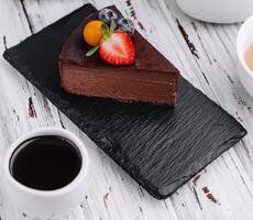 dunkel Schokolade Kuchen und Tasse von Kaffee foto