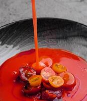 Tomate Suppe im ein schwarz Schüssel foto