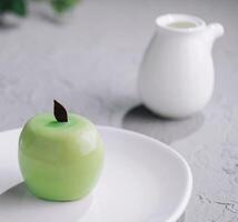 Grün Apfel geformt Mousse Kuchen auf Teller foto