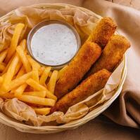 Französisch Fritten und gebraten Hähnchen Nuggets foto