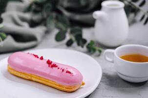 Eclairs mit Glasur auf ein Weiß Teller foto