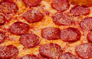 Pizza mit Peperoni und Parmesan schließen oben foto