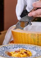 Koch Gitter Trüffel Rasuren auf Pasta mit Parmesan foto