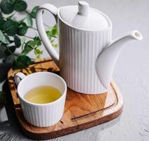 japanisch Grün Tee im Weiß Tasse und Teekanne foto