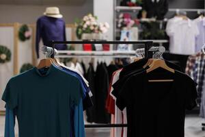 modern Boutique mit bunt T-Shirt und stilvoll Zubehör. leeren Kleidung Geschäft gefüllt mit Neu Mode Sammlung und modisch Kleider warten zum Kunden zu Kommen Sie und Geschäft foto