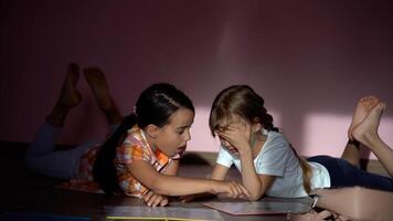 wenig Mädchen lesen ein Buch im Leben Zimmer. Clever Schulmädchen tun ihr Hausaufgaben nach Schule. Bildung und Entfernung Lernen zum Kinder. Homeschooling während Quarantäne. bleibe beim Zuhause Unterhaltung. foto