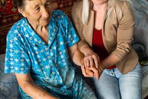 Seniorin mit ihrer häuslichen Pflegekraft foto