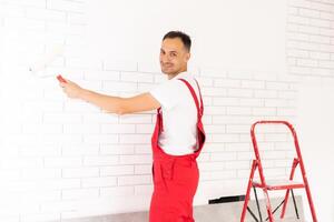 Mann Gemälde das Wand, Meister Mauer Maler foto