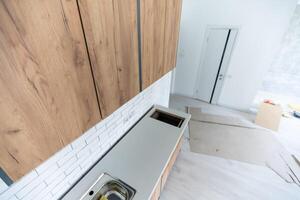 Neu Eingerichtet Holz Küche Schränke mit modern dekorativ rostfrei Stahl foto