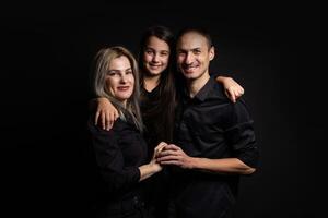 Familie auf ein schwarz Hintergrund foto