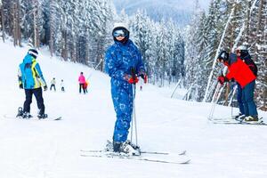 Winter Ferien - - ein Frau beim ein Winter Resort foto