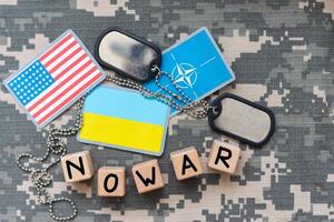 Militär- Patch und Kugeln auf Pixel ukrainisch Tarnung, Nahansicht Nein Krieg foto