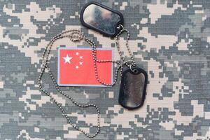 Heer leer, Hund Etikett mit Flagge China auf das khaki Textur Hintergrund. Militär- Konzept foto