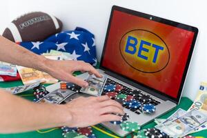 Glücksspiel online Kasino Internet Wetten Konzept Grün Bildschirm. Smartphone mit Poker Chips, Würfel. Jackpot, Kasino Chips. foto