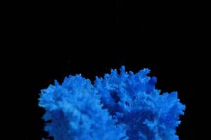 Makro Bild Blau Salz- Kristall auf schwarz Hintergrund. foto