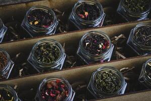 einstellen von verschiedene Blatt Tee verpackt im Gläser. schwarz und Grün gesund Tee mit Früchte, Beeren und Kräuter. foto