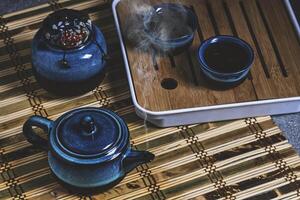 Geschirr zum Tee Zeremonie . Blau Tee einstellen Keramik auf Bambus Serviette. foto