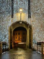 ein Stadt Straße mit ein beleuchtet Torbogen foto