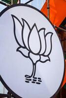 Neu Delhi, Indien - - Februar 17 2024 - - bharatiya Janata Party Logo von indisch politisch Party, bjp bhartiya Janta Party Symbol während Uhr Straße Show im Delhi, Indien, bjp Zeichen und Symbol foto