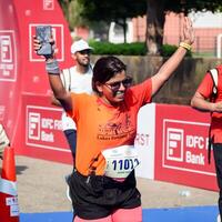 Neu Delhi, Indien - - Oktober 15 2023 - - Vedanta Delhi Hälfte Marathon- Rennen nach covid im welche Marathon- Teilnehmer Über zu Kreuz das Fertig Linie, Delhi Hälfte Marathon- 2023 foto